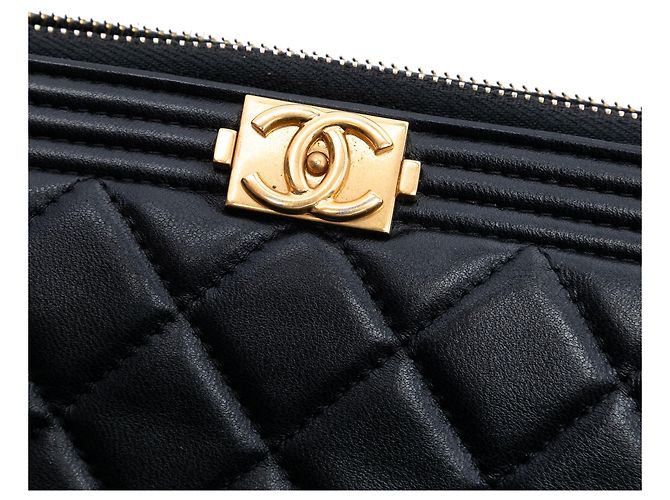 Chanel Boy Clutch aus schwarzem, gestepptem Lammleder - Ansicht 6
