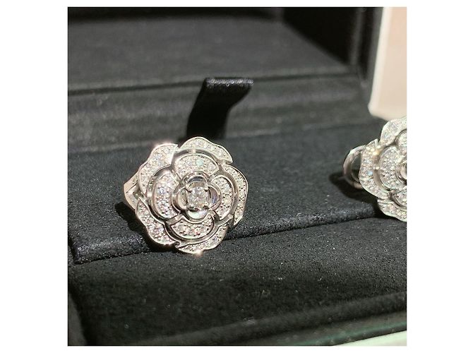 Orecchini Chanel Camelia in oro bianco e diamanti Argento - vista 3
