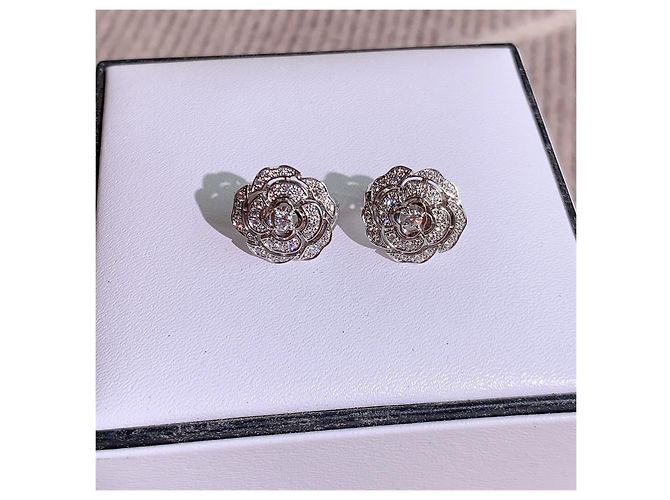 Orecchini Chanel Camelia in oro bianco e diamanti Argento - vista 5