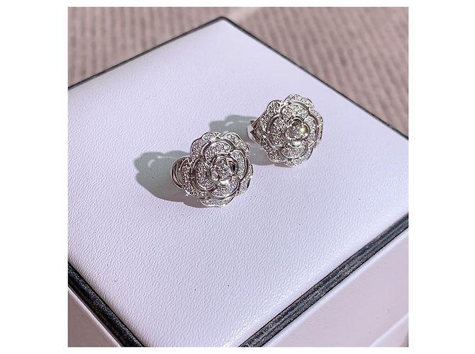 Orecchini Chanel Camelia in oro bianco e diamanti Argento - vista 8