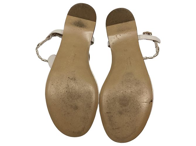 Sandali piatti T-Strap con catena in pelle bianca Salvatore Ferragamo - vista 10