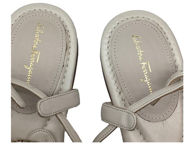 Sandali piatti T-Strap con catena in pelle bianca Salvatore Ferragamo - vista 11