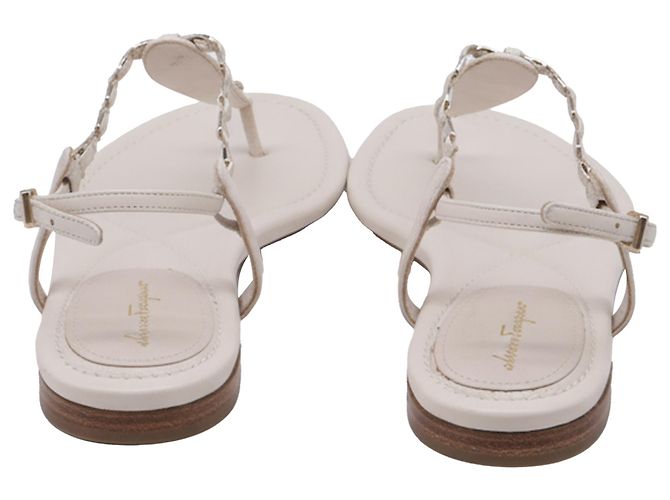 Sandali piatti T-Strap con catena in pelle bianca Salvatore Ferragamo - vista 5
