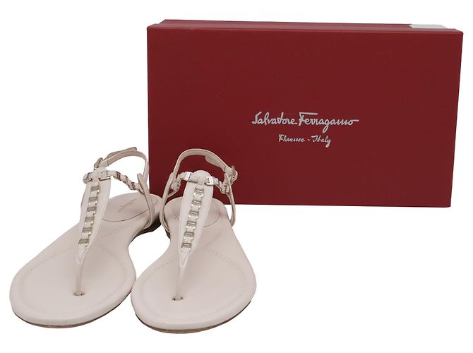 Sandali piatti T-Strap con catena in pelle bianca Salvatore Ferragamo - vista 6