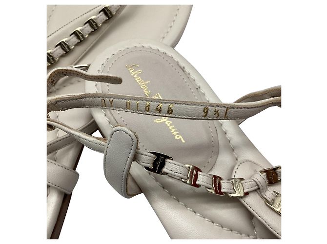 Sandali piatti T-Strap con catena in pelle bianca Salvatore Ferragamo - vista 7