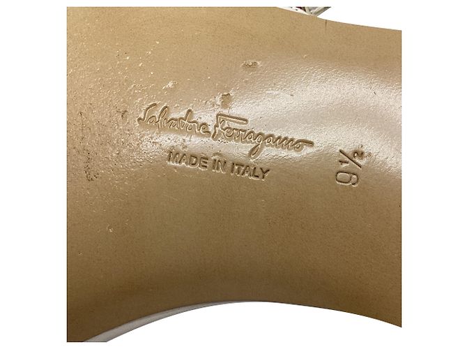 Sandali piatti T-Strap con catena in pelle bianca Salvatore Ferragamo - vista 9