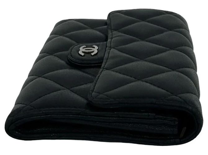 Billetera bifold de cuero de cordero matelassé Coco Mark de Chanel Negro - vista 5