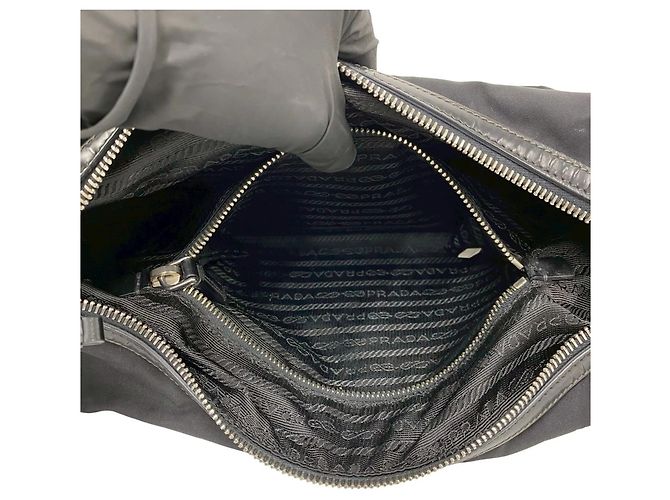 Mini borsa tote in nylon nero e pelle verniciata Prada - vista 10