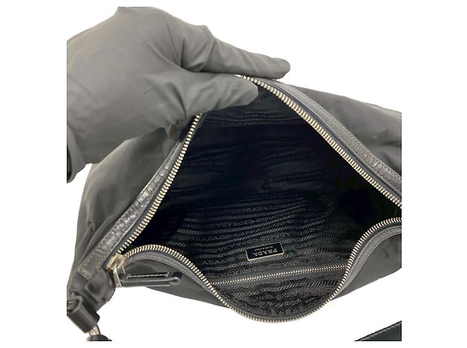 Mini borsa tote in nylon nero e pelle verniciata Prada - vista 9