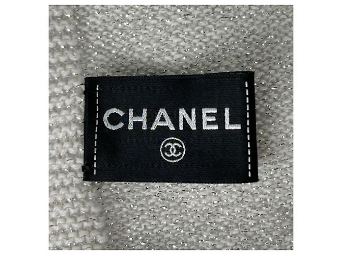 Stola in cashmere bianco Chanel con logo in paillettes - vista 5