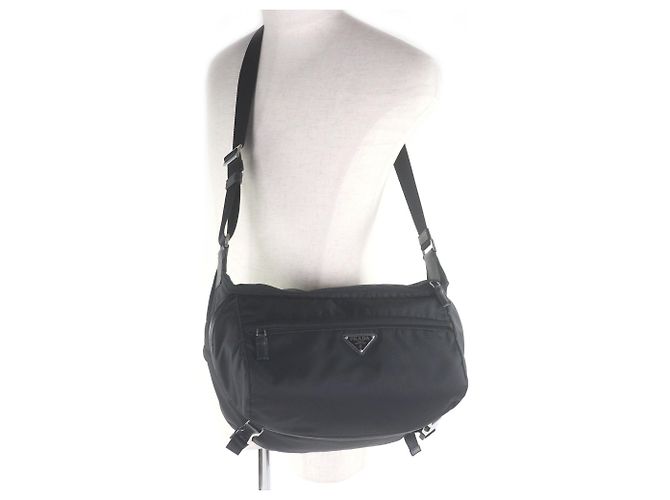 Sac à épaule Prada en polyamide recyclé noir avec plaque logo triangle - vue 2