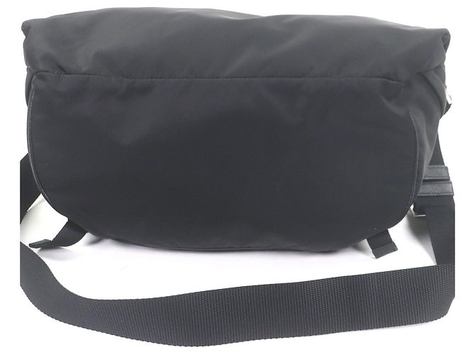 Sac à épaule Prada en polyamide recyclé noir avec plaque logo triangle - vue 3