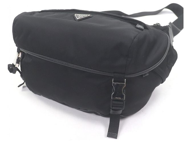Sac à épaule Prada en polyamide recyclé noir avec plaque logo triangle - vue 4