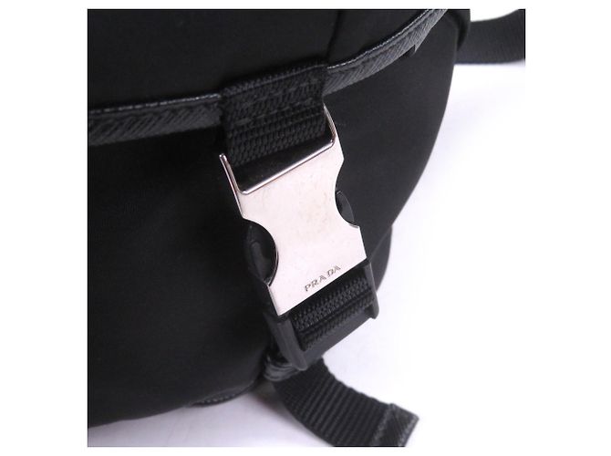 Sac à épaule Prada en polyamide recyclé noir avec plaque logo triangle - vue 8