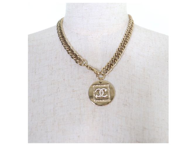 Collar Choker de metal dorado Chanel con marca Coco y strass - vista 4