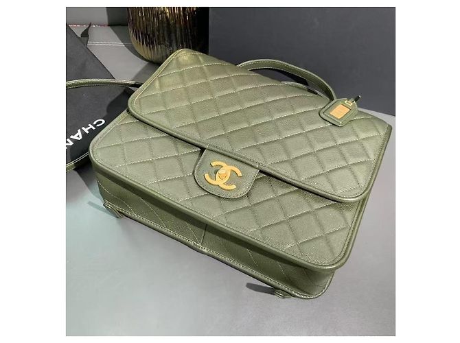 Borsa a tracolla Chanel 22K verde in pelle - vista 3