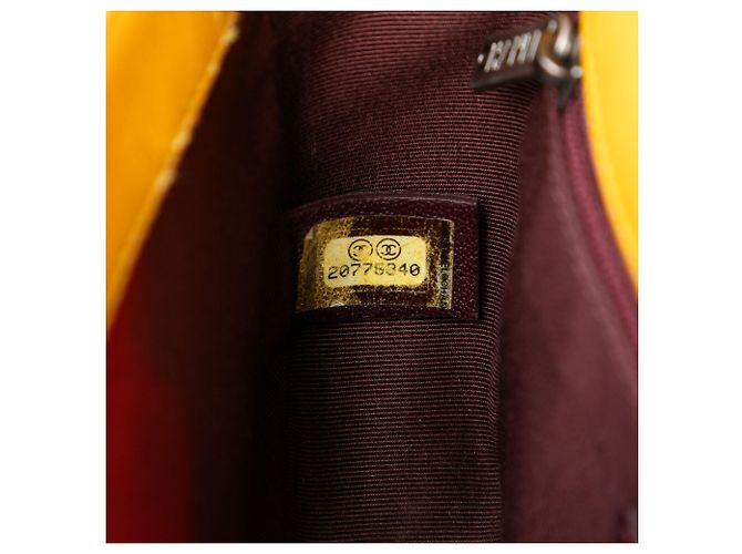 Chanel Piccola Borsa Coco Boy in Vitello Laccato Giallo - vista 5