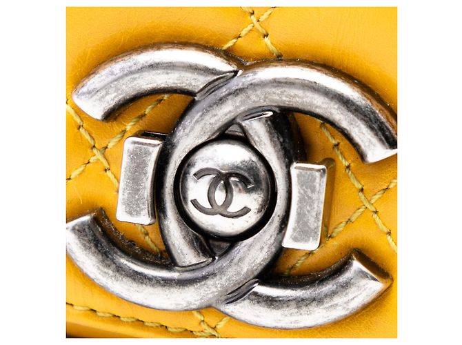 Chanel Piccola Borsa Coco Boy in Vitello Laccato Giallo - vista 6