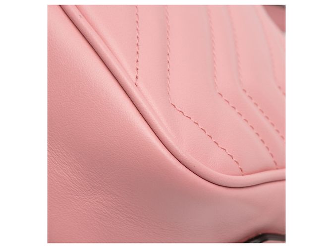 Gucci Mini GG Marmont in pelle matelassé rosa a tracolla - vista 9
