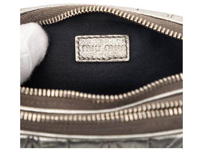 Pochette doppia zip in nappa metallica matelassé argento Miu Miu - vista 5