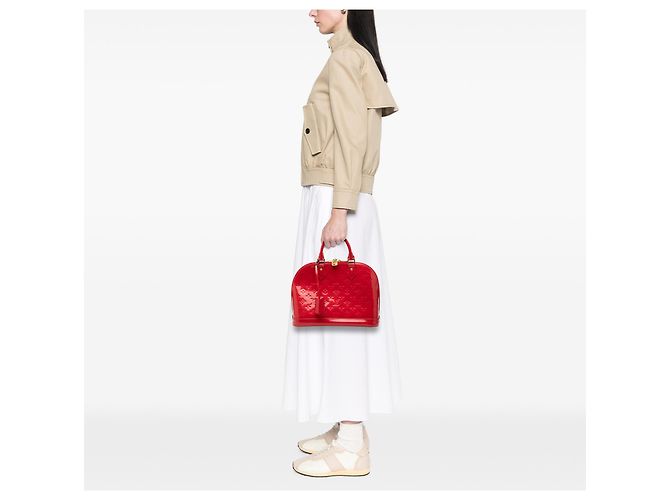 Louis Vuitton Alma PM in Vernis Monogram Rosso - vista 7