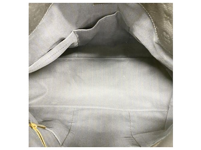 Borsa a Spalla Artsy MM in Monogram Empreinte di Louis Vuitton - vista 4