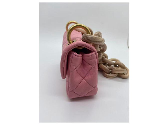 Mini borsa Chanel in agnello rosa con catena in legno - vista 2