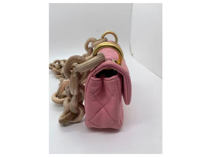 Mini borsa Chanel in agnello rosa con catena in legno - vista 3