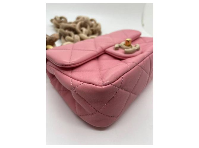 Mini borsa Chanel in agnello rosa con catena in legno - vista 5