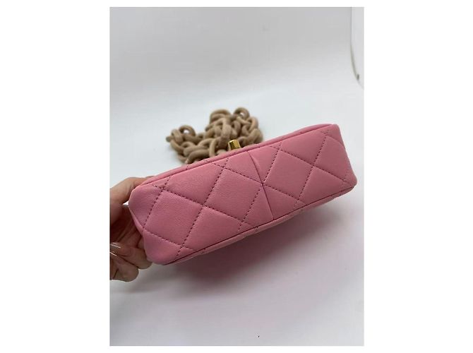 Mini borsa Chanel in agnello rosa con catena in legno - vista 6