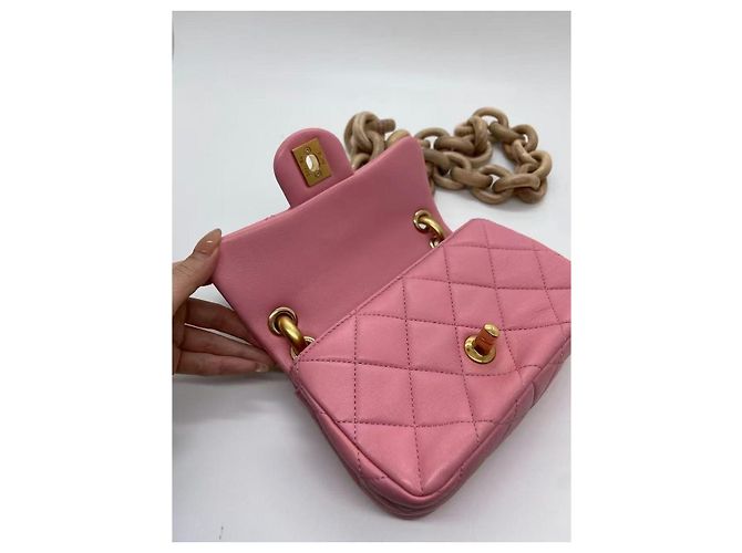 Mini borsa Chanel in agnello rosa con catena in legno - vista 8