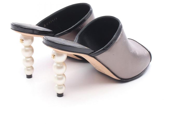 Timeless Chanel Leder-Sandalen mit Perlenabsatz Schwarz Silber - Ansicht 2