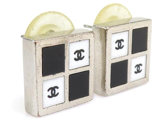 Orecchini in metallo Chanel Nero Argento Bianco - vista 2