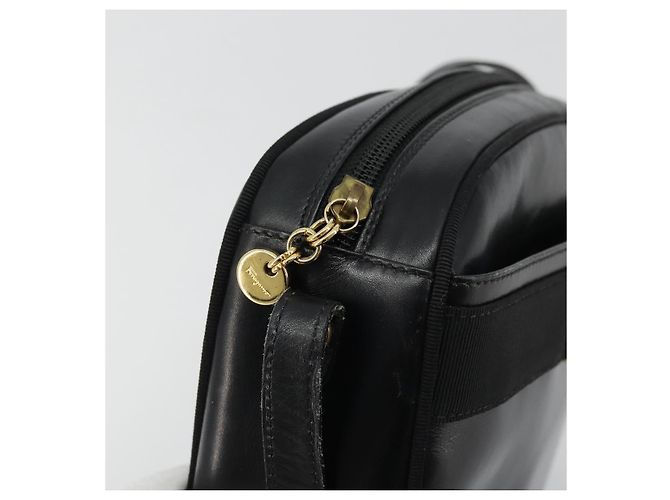 Borsa a Spalla Vala in Pelle Nera e Oro Salvatore Ferragamo Auth ka4046 Nero D'oro - vista 10