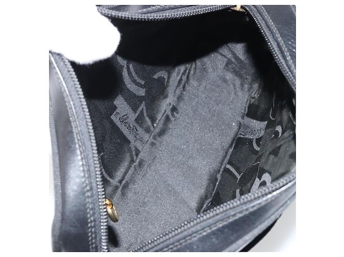 Borsa a Spalla Vala in Pelle Nera e Oro Salvatore Ferragamo Auth ka4046 Nero D'oro - vista 11