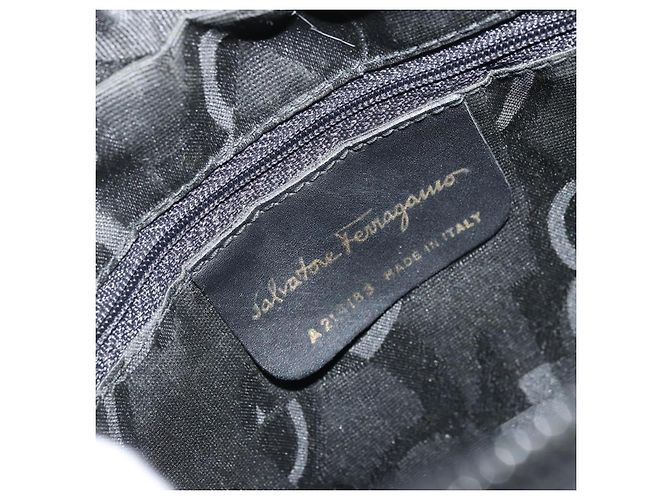 Borsa a Spalla Vala in Pelle Nera e Oro Salvatore Ferragamo Auth ka4046 Nero D'oro - vista 12