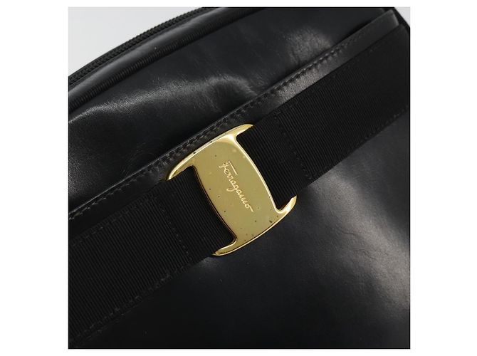 Borsa a Spalla Vala in Pelle Nera e Oro Salvatore Ferragamo Auth ka4046 Nero D'oro - vista 17