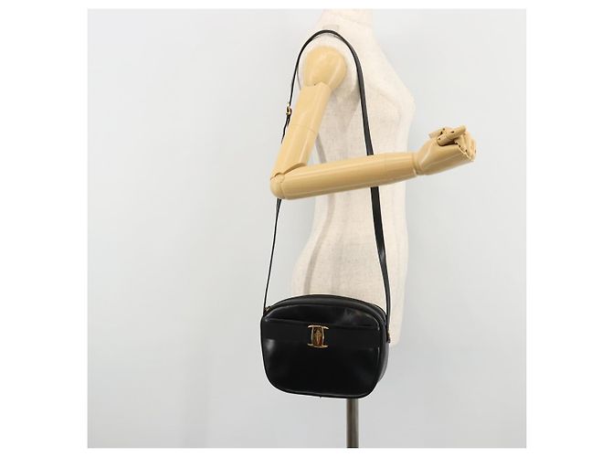 Borsa a Spalla Vala in Pelle Nera e Oro Salvatore Ferragamo Auth ka4046 Nero D'oro - vista 23