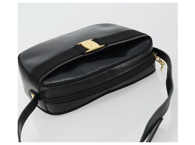 Borsa a Spalla Vala in Pelle Nera e Oro Salvatore Ferragamo Auth ka4046 Nero D'oro - vista 6