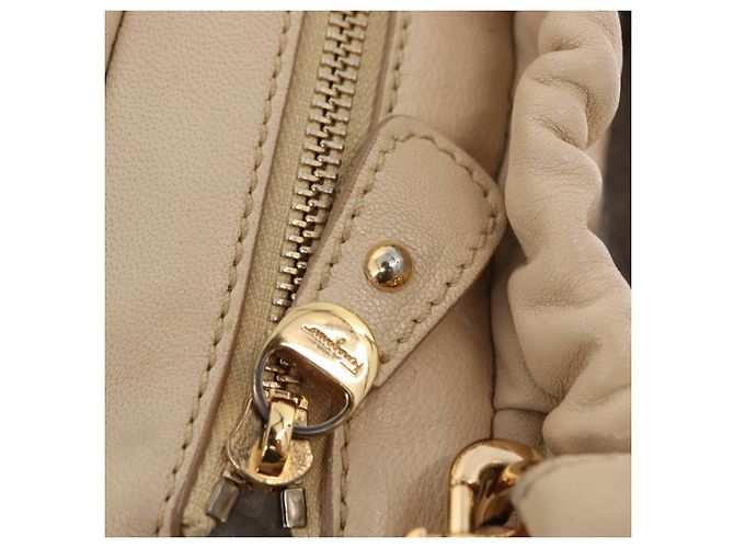 Borsa a mano Vala in pelle 2 in 1 avorio e oro Auth BA12126A di Salvatore Ferragamo - vista 10