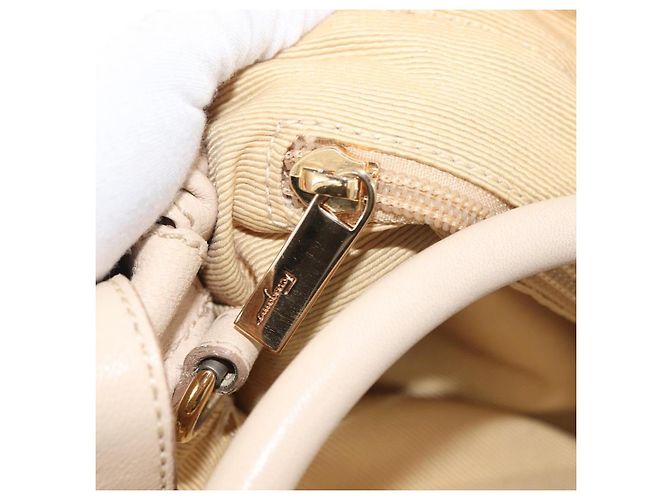Borsa a mano Vala in pelle 2 in 1 avorio e oro Auth BA12126A di Salvatore Ferragamo - vista 27