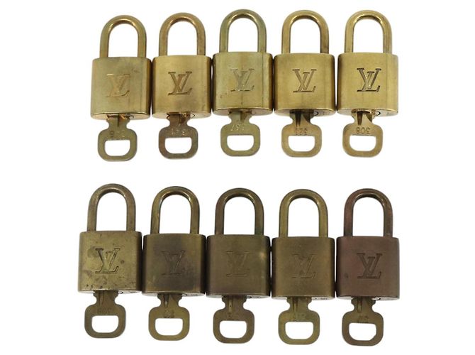 LOUIS VUITTON Ensemble de 10 Cadenas en métal Doré LV Auth ti3909 - vue 2