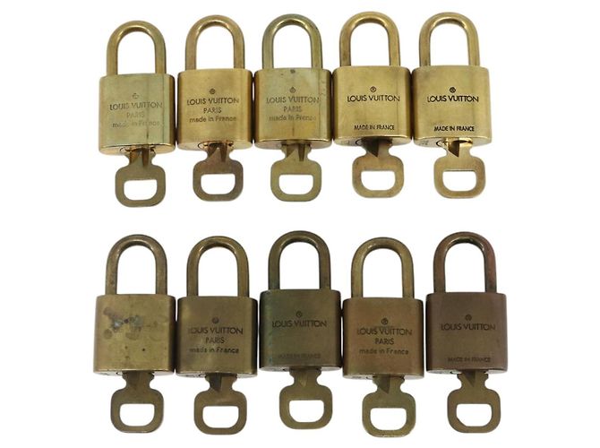 LOUIS VUITTON Ensemble de 10 Cadenas en métal Doré LV Auth ti3909 - vue 3