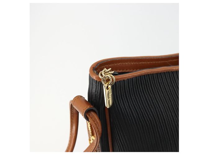 Bolsa de Ombro Salvatore Ferragamo em Couro Preto e Ouro Auth 175157 Dourado - vista 10