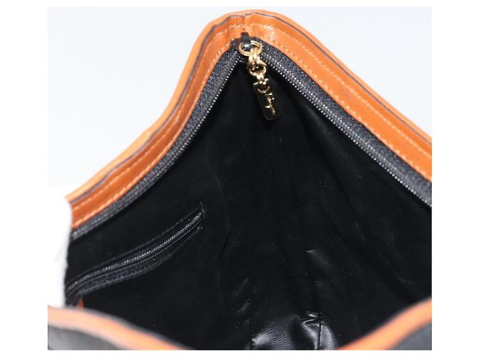 Bolsa de Ombro Salvatore Ferragamo em Couro Preto e Ouro Auth 175157 Dourado - vista 17