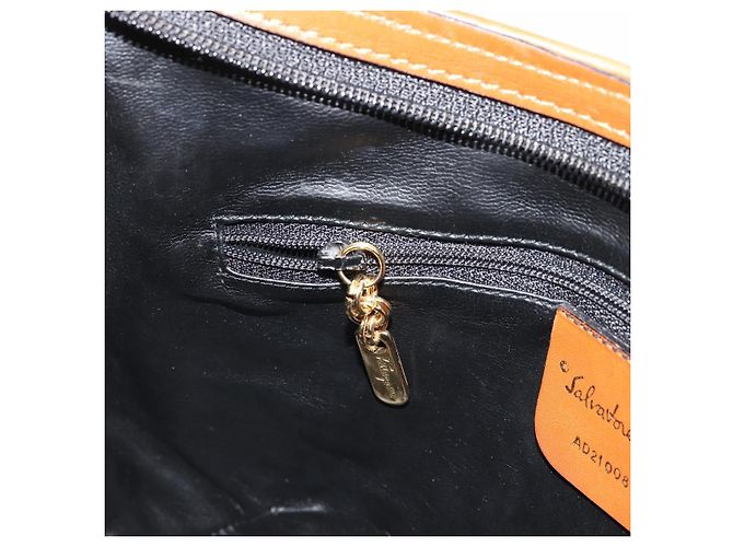 Bolsa de Ombro Salvatore Ferragamo em Couro Preto e Ouro Auth 175157 Dourado - vista 19