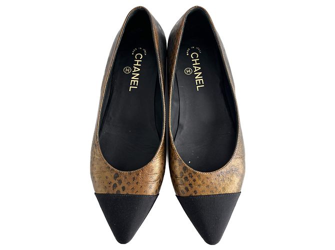 Timeless Chanel Bailarinas de cuero impresas con punta cap 40C serpiente metálica Dorado - vista 3