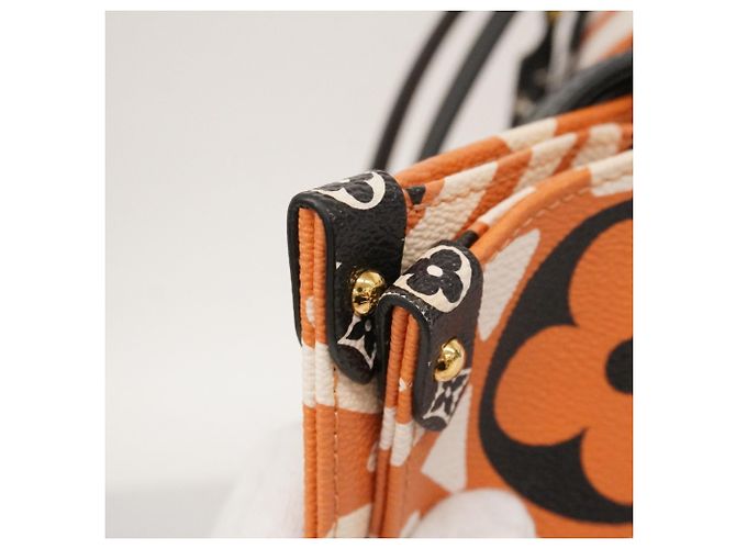 Borsa tote OnTheGo GM LV Crafty di Louis Vuitton Marrone - vista 8