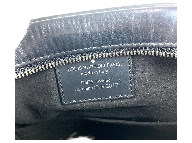 Borsa Danube in pelle Epi Louis Vuitton Nero - vista 12
