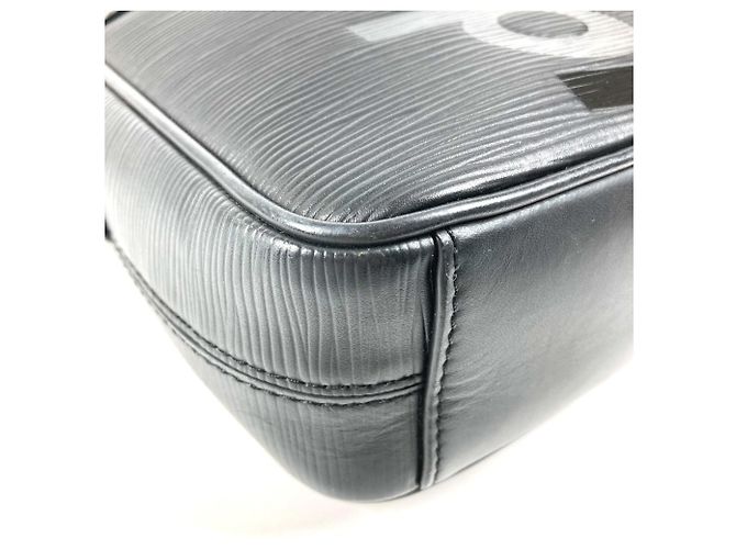 Borsa Danube in pelle Epi Louis Vuitton Nero - vista 7